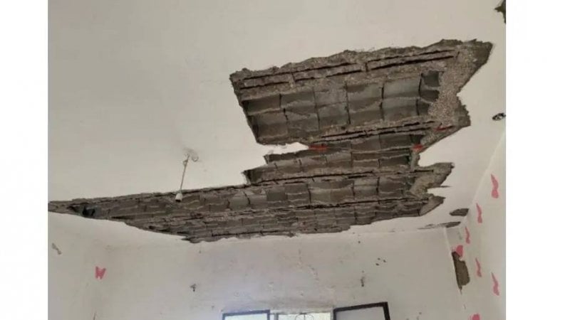 تصدّعات خطيرة وسقفٌ ينهار… هلعٌ في صفوف أهالي بلدة عكارية 