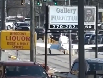 بالفيديو: هبوط اضطراري لطائرة وسط حركة سير كثيفة في جورجيا