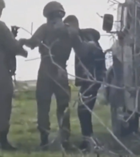 اعتداء موثّق في الضفة… الجيش الإسرائيلي يفصل جنديين من مهامهما القتالية (فيديو)