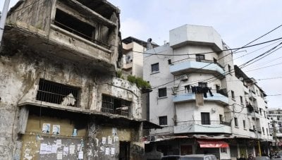 مبنى كبارة يلفظ سكانه إلى العراء
