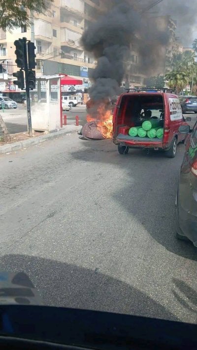 بعد محاولة حجزها… سائق يحرق دراجته في صيدا