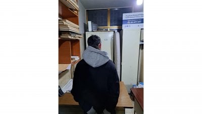 انتحل صفة أمنية وسلب المارّة… 