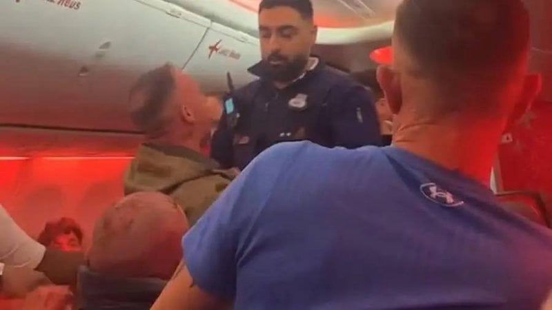 فوضى وتوتر في الجو… شجار على متن طائرة ينتهي بحظر راكبين من السفر مدى الحياة (فيديو)