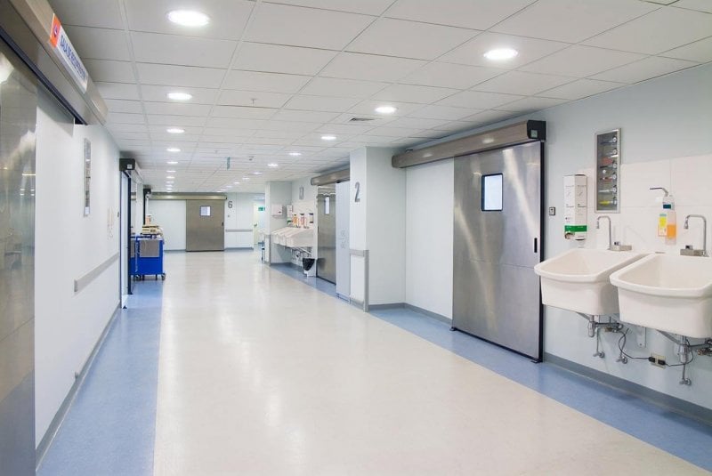 رصاص طائش داخل خيمة… إصابة شقيقين في سهل الكرك