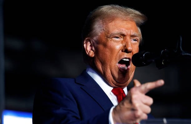 حاملة ثانية إلى الشرق الأوسط… ترامب يصعّد: "الاتفاق أو الألم"