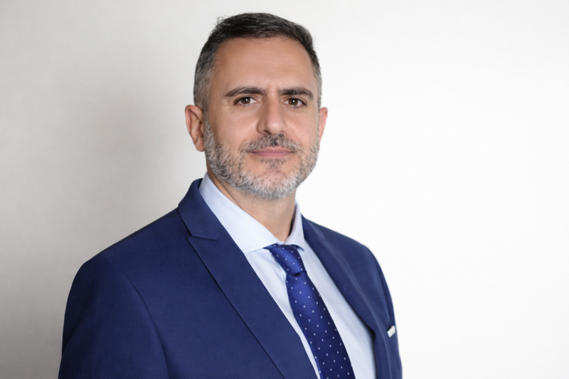 المشطوب والمحكوم رامي عليق يتمادى بلا أي رادع… من يوقفه؟
