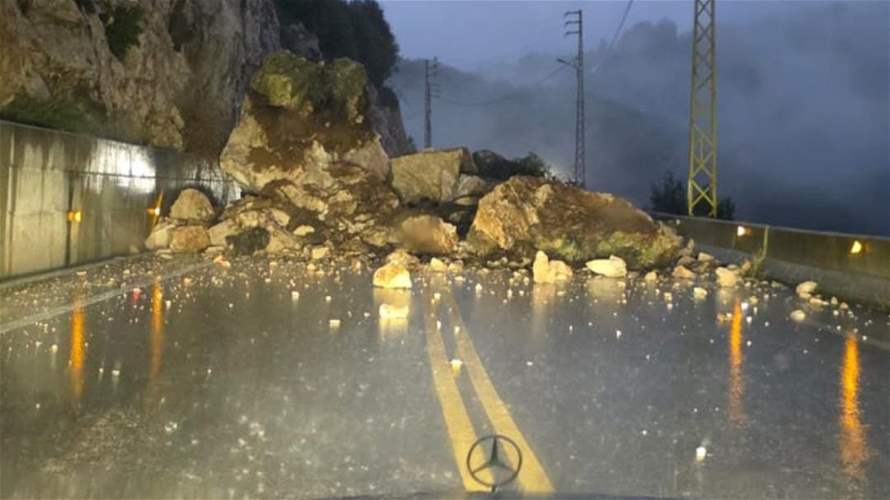 الأمطار تغلق طريقًا حيويًا جنوبًا… وتحويل السير مؤقتًا