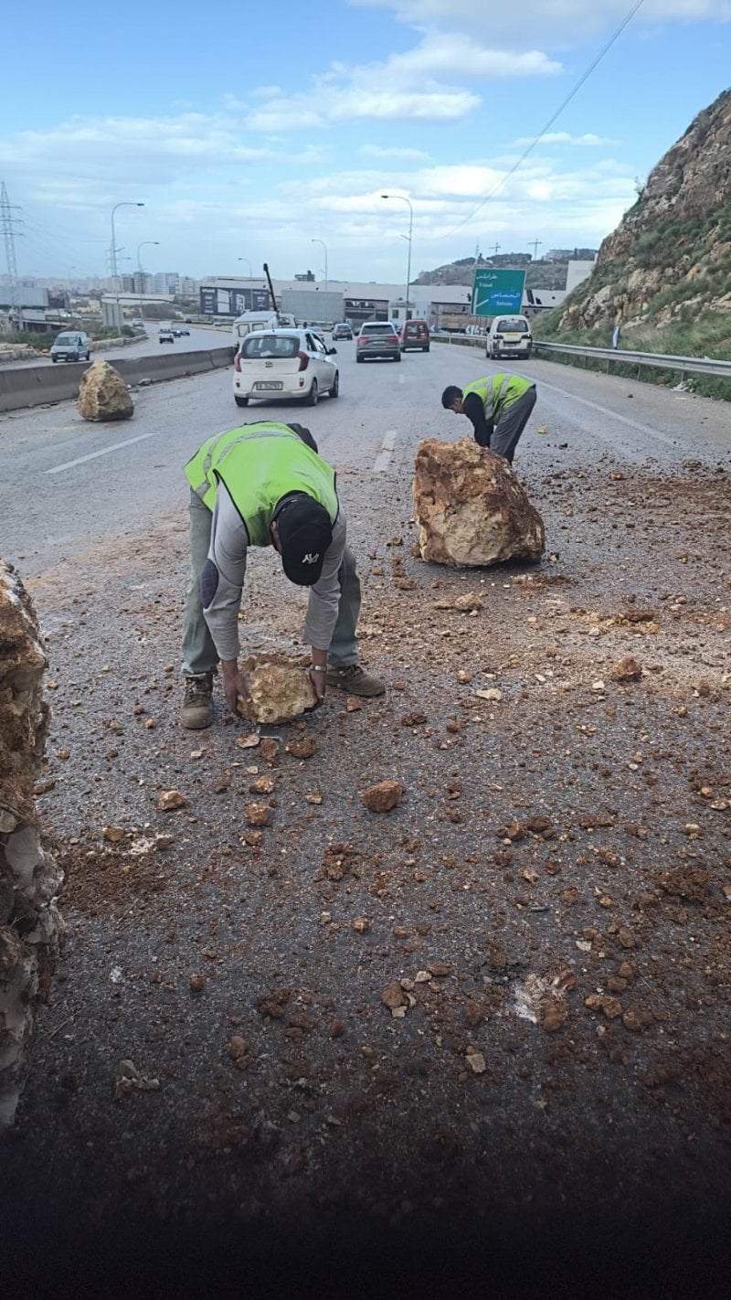 تحرّك فوري بعد الانهيار الصخري… "الأشغال" تفتح أوتوستراد جسر بالما