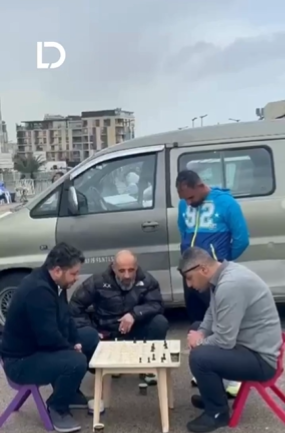 طاولة وأرغيلة... مناصرون يقتلون الوقت بانتظار وصول سعد الحريري! (فيديو)