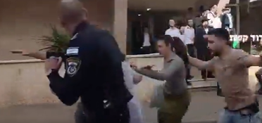 رفض التجنيد يتحول إلى فوضى… جنديتان إسرائيليتان تهربان بحماية الشرطة (فيديو)