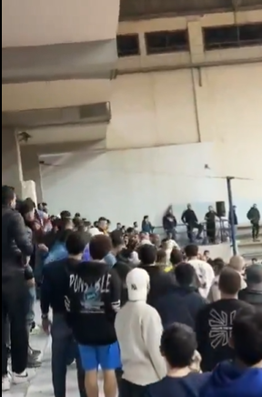 مباراة تتحوّل إلى فوضى… إطلاق نار في ملعب الصداقة (فيديو)