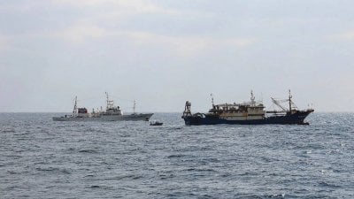 حادثة بحرية تشعل التوتر… اليابان تحتجز قاربًا صينيًا وبكين تلوّح بردّ حازم