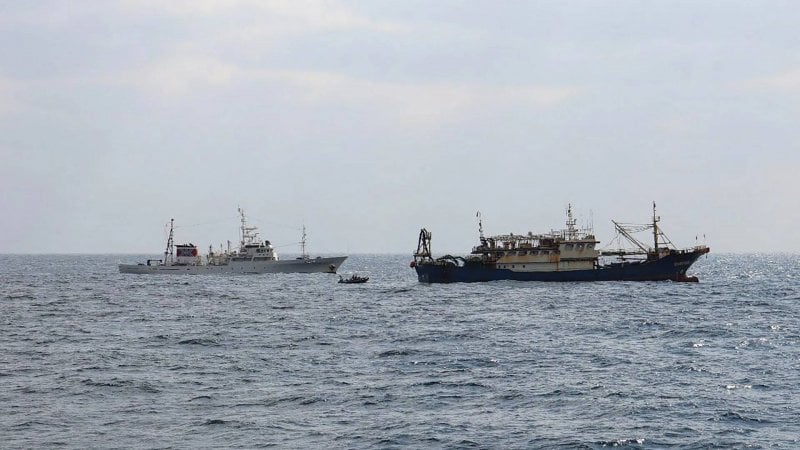 حادثة بحرية تشعل التوتر… اليابان تحتجز قاربًا صينيًا وبكين تلوّح بردّ حازم