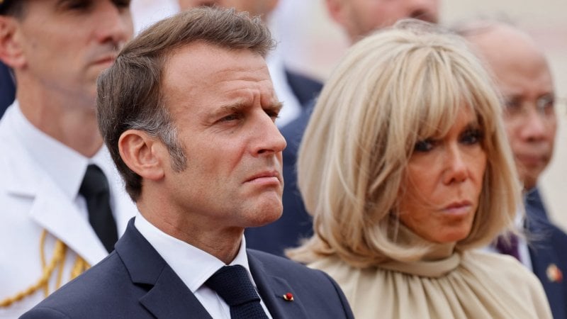 "ماذا حصل بحق الجحيم؟"... سياسي يميني يسخر من ماكرون وزوجته