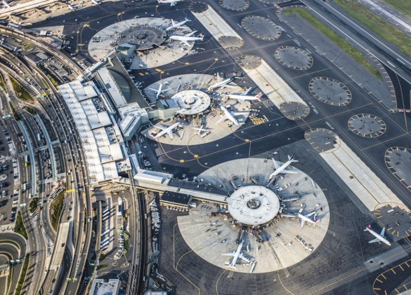 دخان في قمرة القيادة… إخلاء طائرة وتعليق الرحلات في أميركا (فيديو)