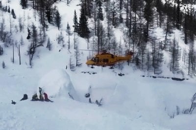 سحابة ثلج تبتلع المتزلّجين… حادث خطير في منتجع إيطالي شهير (فيديو)