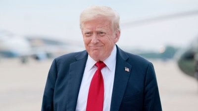 سيارة مكشوفة ونجمة شهيرة… ترامب في مشهد غير تقليدي (صورة)