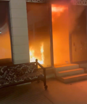 حريق ضخم يلتهم قصر باور في الرياض (فيديو)