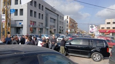 الغضب الشعبي يتمدّد… اعتصام وقطع طريق في البقاع الغربي رفضًا لغلاء البنزين (فيديو)