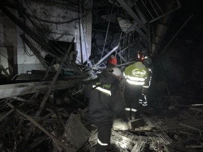 معمل عصير يتحوّل إلى ركام في الفنار… إنقاذ عاملين وانتشال جثة (فيديو _ صور)