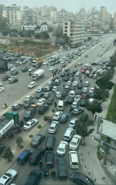 رفضًا لزيادة الرسوم ورفع الـTVA… محتجّون يقطعون جسر الرينغ (فيديو وصور)