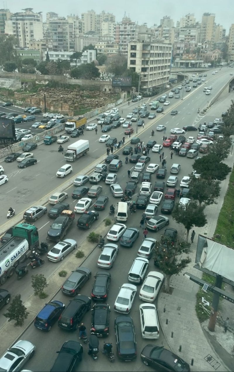 رفضًا لزيادة الرسوم ورفع الـTVA… محتجّون يقطعون جسر الرينغ (فيديو وصور)