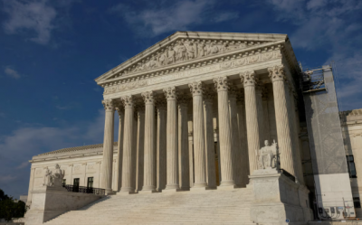 ترامب يتحدى المحكمة العليا ويُطلق تعرفة جمركية عالمية