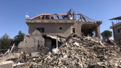 بعد ساعات على الغارات… انتشال جثمان شهيد في تمنين (صورة)