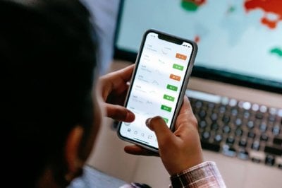 منصّات وحسابات غير مرخّصة تهدّد أموال المستثمرين... هيئة الأسواق المالية تحذّر