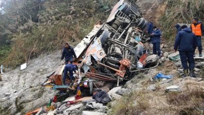 مأساة على طريق جبلي... 19 قتيلًا بسقوط حافلة في نيبال (فيديو)