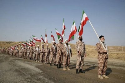 قائد الجيش الإيراني يتحدّى واشنطن: ادعاء “العدو الذي لا يُهزم” كاذب