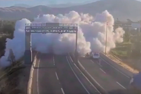 خلال 30 ثانية… انفجار شاحنة غاز يحوّل طريقًا سريعًا في تشيلي إلى جحيم مشتعل (فيديو)