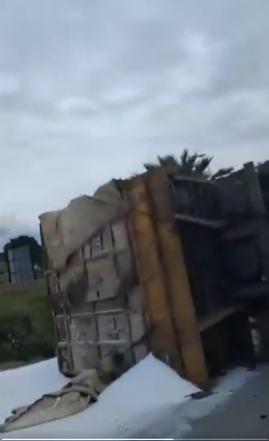 حوادث السير تتكرّر… انقلاب شاحنة على أوتوستراد أنفه (فيديو)