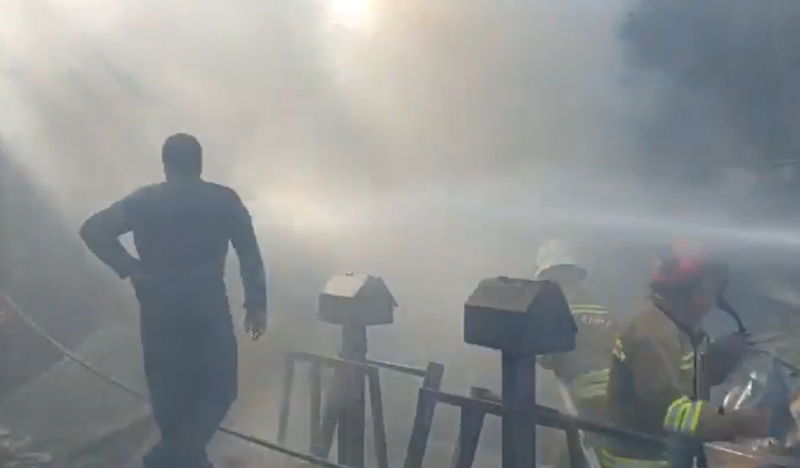 كارثة جوية في إيران… مروحية تتحطم داخل سوق وتودي بحياة 4 اشخاص (فيديو)