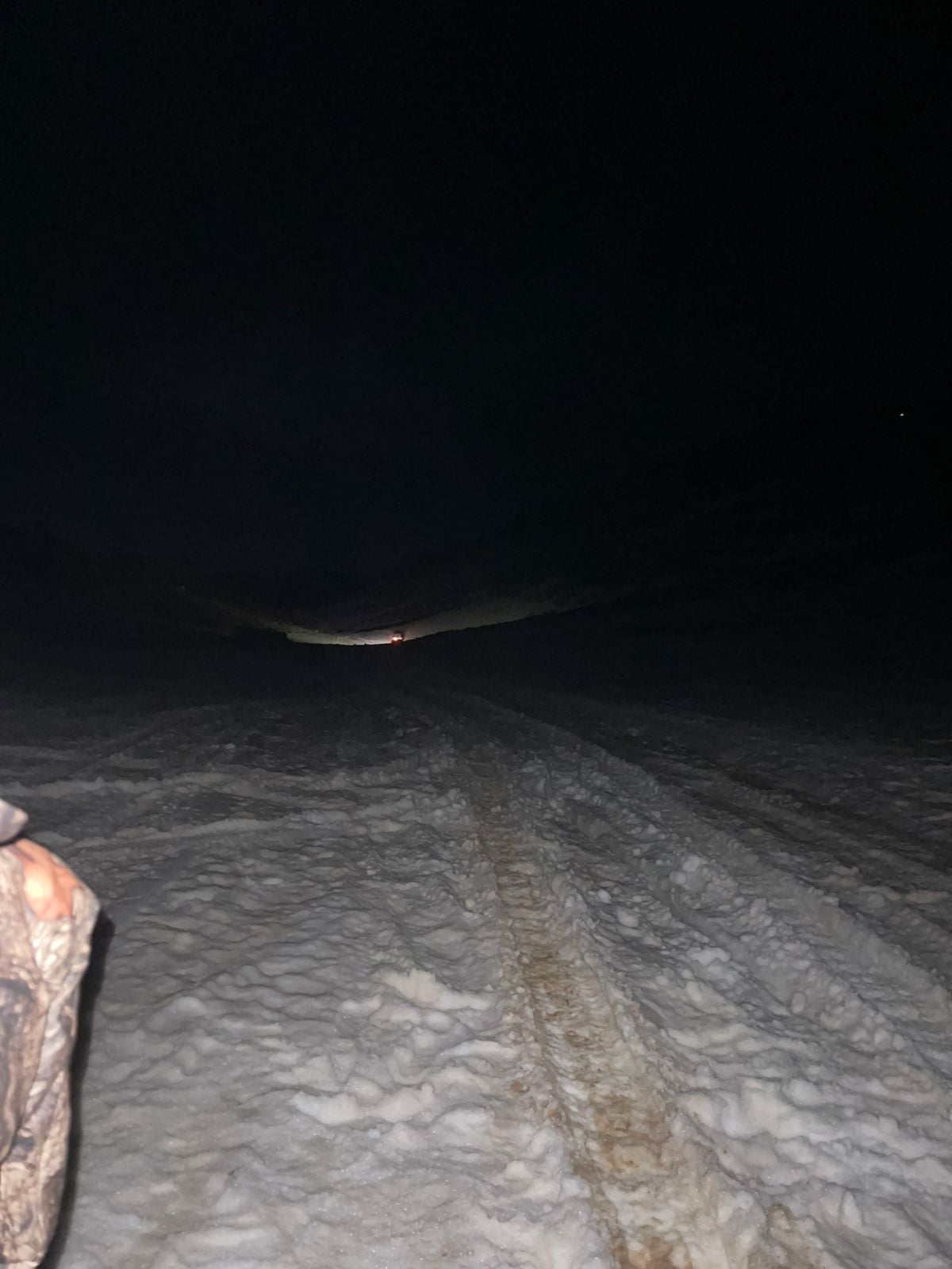 بعد فقدان الاتصال بهم… الدفاع المدني ينقذ أربعة مواطنين في جرد العاقورة (فيديو وصورة)