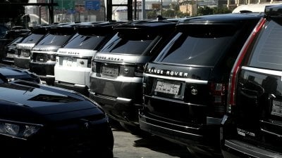 قطاع السيارات يتعافى بالأرقام.. فهل تكسره الضرائب؟
