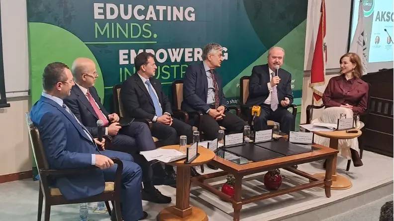 "لا نهوض بلا رقمنة ومحاسبة"... رسالة سياسية من قلب الجامعة