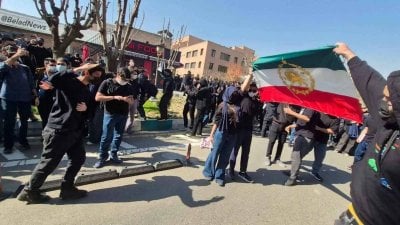 احتجاجات الجامعات تتسع… الحكومة الإيرانية تقرّ بحق الاعتراض وتلوّح بالخطوط الحمراء