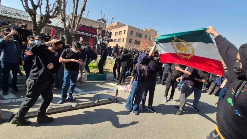 احتجاجات الجامعات تتسع… الحكومة الإيرانية تقرّ بحق الاعتراض وتلوّح بالخطوط الحمراء