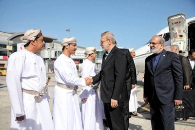 بين طهران وواشنطن… مسؤول إيراني يكشف أهداف زيارة لاريجاني إلى مسقط