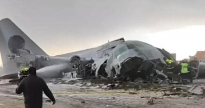 أموال متناثرة وحشود غاضبة… حادثة طائرة عسكرية تهز بوليفيا (فيديو)