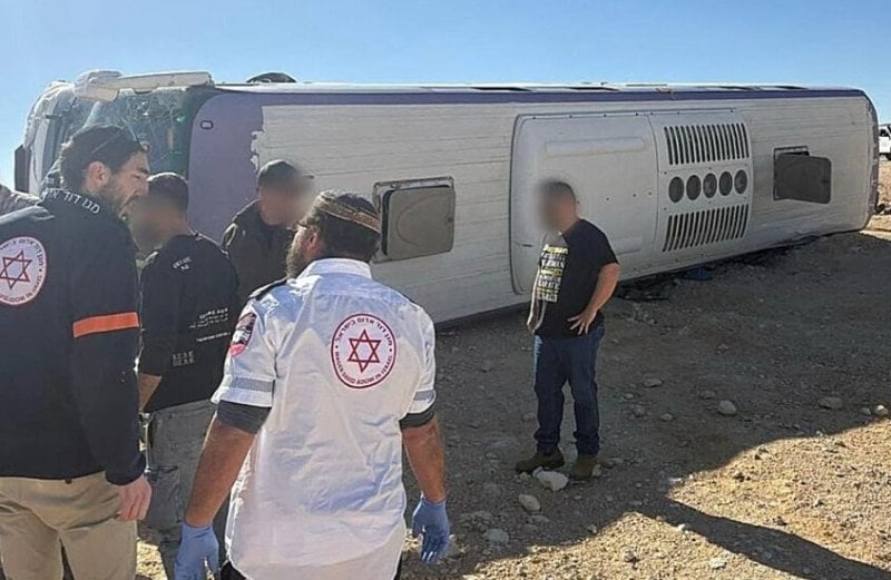 حادثان في يوم واحد… انقلاب حافلة وإصابات في صفوف الجيش الإسرائيلي (صورة)
