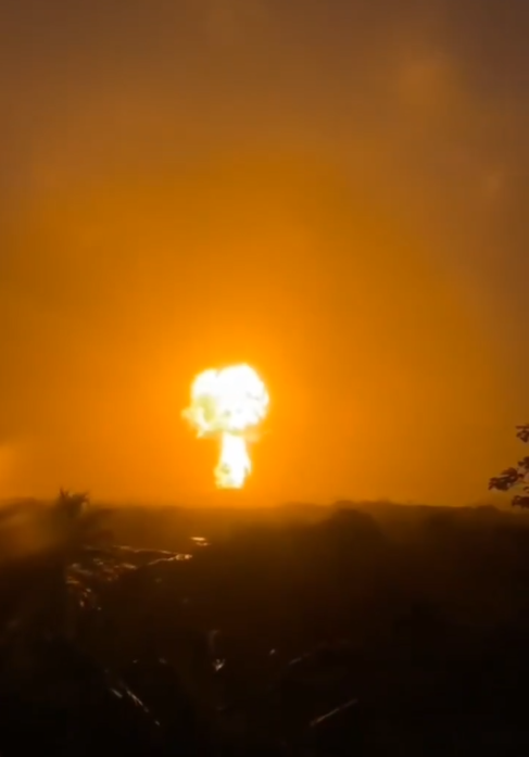 غازات مشتعلة ولهب متصاعد… بركان طيني يثور قرب منازل في كولومبيا (فيديو)