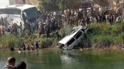 حادث مروّع يهزّ مصر... سقوط ميكروباص في المياه يُسفر عن إصابة 14 شخصًا