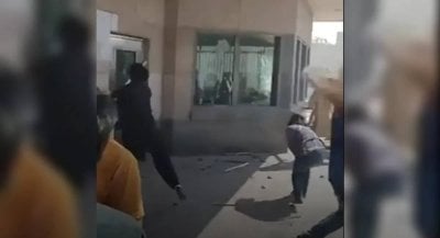 اقتحام دامٍ للقنصلية الأميركية في كراتشي… 6 قتلى والرصاص يحسم المواجهة (فيديو)