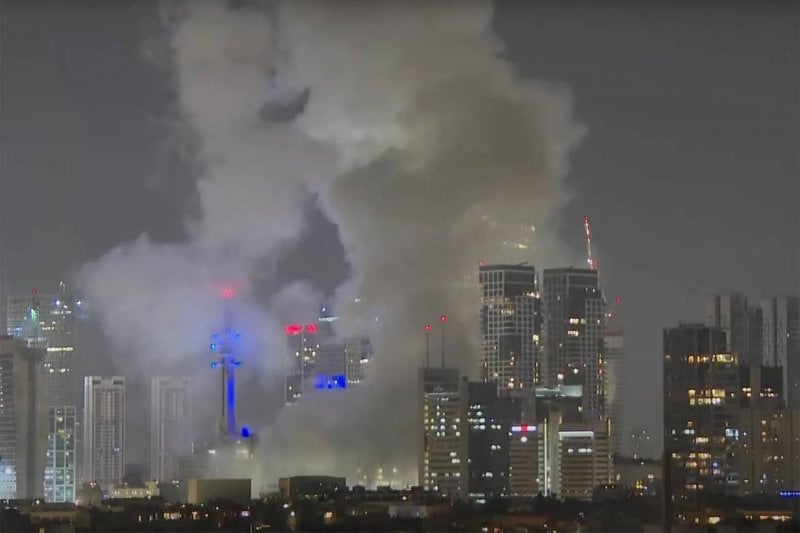 بالصورة والفيديو: مشاهد دمار هائلة في تل أبيب