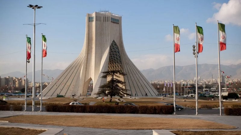 "القواعد المستخدمة للهجوم أهداف مشروعة"... رسالة مزدوجة من طهران 