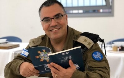 رسالة بصرية نارية… أدرعي يربط قادة إيران بـ