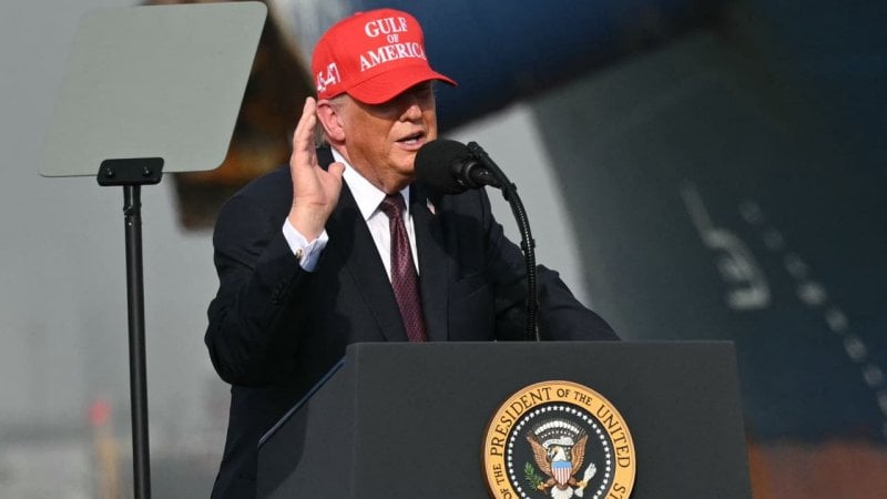 ستائر سوداء وخرائط معلّقة… صور لترامب من لحظة متابعة 