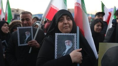 إيران في حالة غضب… حشود تطالب بالثأر لمقتل خامنئي